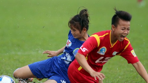 Bóng cứ lăn cầu thủ nữ cứ buồn