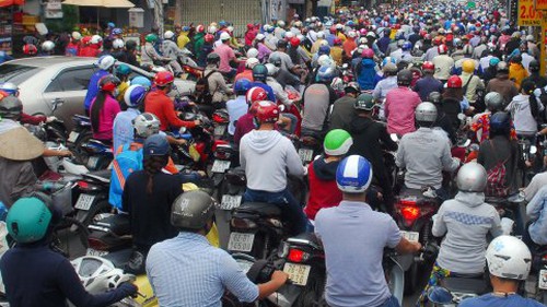 Giờ cao điểm, người Sài Gòn nhích... từng cm trên đường