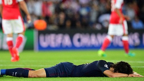 Cavani được CĐV Arsenal CẢM ƠN vì... vô duyên kì lạ