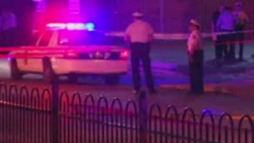 Cảnh sát Mỹ lại bắn chết người da màu mang súng giả cướp tiền