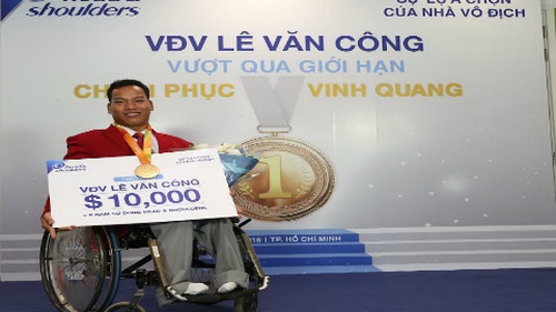 Lực sĩ Lê Văn Công được thêm 10.000 USD tiền thưởng