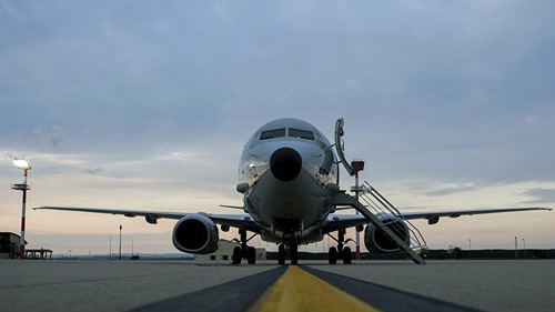 Máy bay trinh sát Mỹ 'bị lộ' khi tiếp cận tàu Nga ở Địa Trung Hải