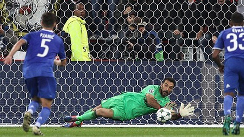 De Gea ca ngợi màn trình diễn đỉnh cao của Buffon trước Lyon