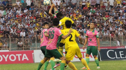 Nghịch lý bóng đá Việt Nam