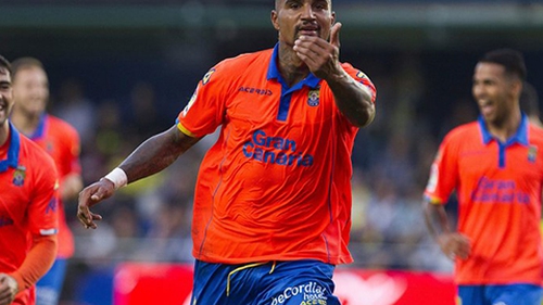 Kevin-Prince Boateng ghi bàn theo kiểu 'cắt kéo' sau pha kiến tạo bằng... gót chân