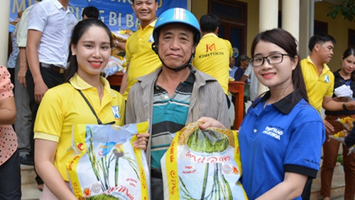 Báo Thể thao & Văn hoá và Tổng Công ty Khánh Việt đến với đồng bào vùng lũ