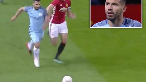 CĐV choáng khi Aguero 'hít khói' lão tướng Carrick