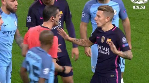 MỔ BĂNG: Lucas Digne bận 'buộc giày' trong bàn gỡ hòa của Man City