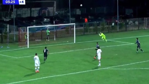 Con trai Zidane lại gây sốc với pha bắt bóng siêu ngớ ngẩn