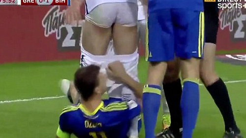 HÀI HƯỚC: Dzeko bị đuổi khỏi sân vì... tụt quần đối phương