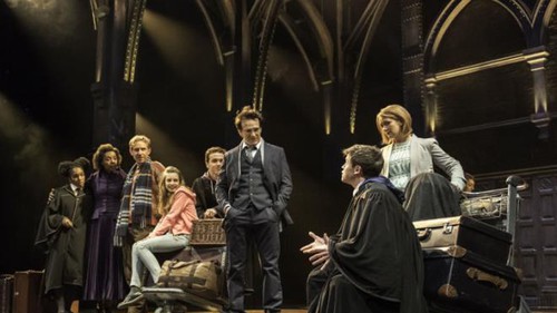 Vang danh trong làng sách, điện ảnh, 'Harry Potter' còn đại thắng cả trên sân khấu