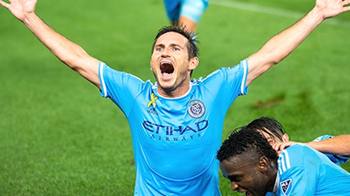 Lampard nên noi gương Gary Neville: Làm BLV tốt hơn làm HLV