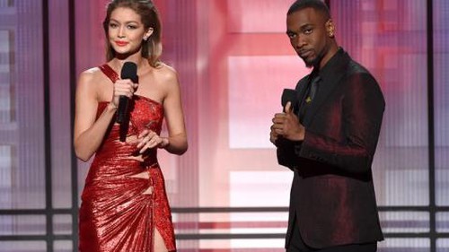 Khán giả khoái chí khi cặp MC 'nhại giọng' vợ chồng ông Trump