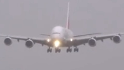 VIDEO: Đau tim với màn hạ cánh khủng khiếp của máy bay A380