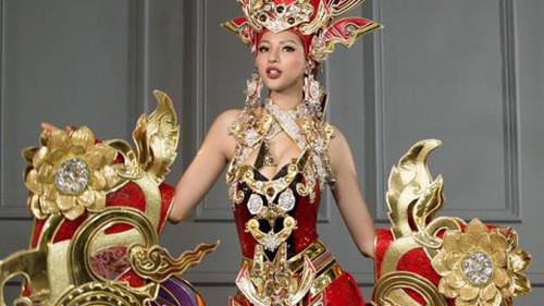 Trang phục dân tộc nặng 44kg của Siêu mẫu Khả Trang bị 'ném đá'