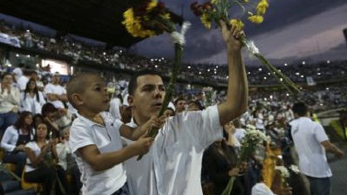 XÚC ĐỘNG: Đối thủ của Chapecoense tổ chức lễ tưởng niệm các cầu thủ xấu số