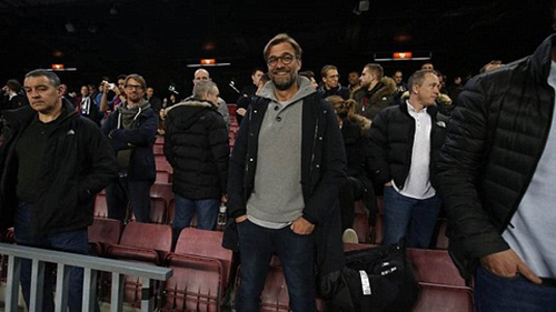 Klopp và cầu thủ Liverpool chăm chú xem Barca nghiền nát M'gladbach