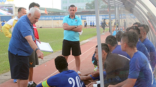 HLV vô địch Champions League đưa FLC Thanh Hóa vào chung kết