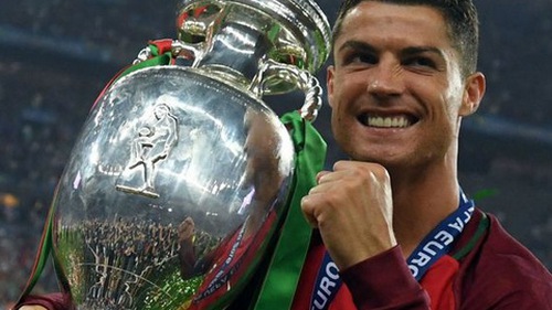 Ronaldo ngụ ý mình tài giỏi, chê Messi kém hơn