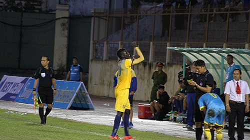 Omar bị cắt lương thưởng trong thời gian thụ án treo giò