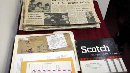 Gia đình cựu binh Mỹ trao tặng hiện vật cho Ban Quản lý di tích Nhà tù Hỏa Lò