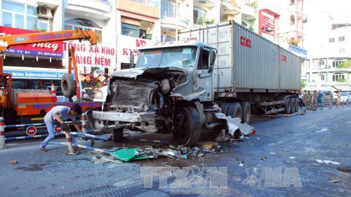 Xe container mất lái đâm xe buýt, ít nhất 10 người bị thương