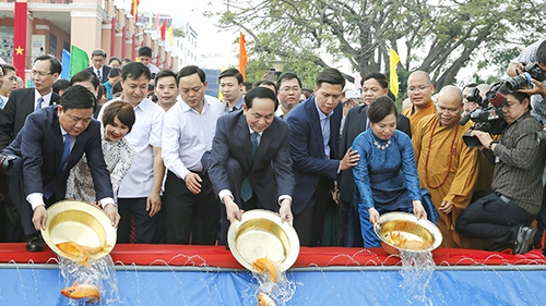 Chủ tịch nước Trần Đại Quang thả cá chép tiễn ông Công, ông Táo