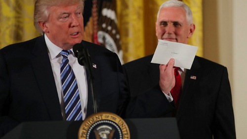 Vì sao Tổng thống Trump chưa tiết lộ nội dung 'thư mật' do ông Obama để lại?