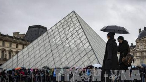 Cảnh sát Pháp giám định ADN kẻ tấn công Bảo tàng Louvre