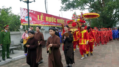 Thực hành nghi lễ rước nước, tế cá tại lễ hội đền Trần