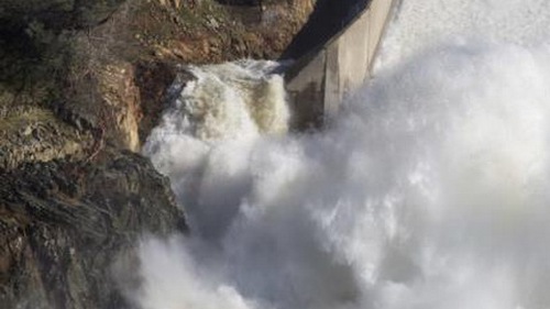 Nguy cơ vỡ đập nước Oroville ở California đang 'quá nhanh, quá nguy hiểm'