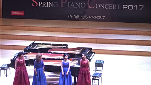 Hiếm hoi nghe tiếng đàn piano của con gái nhạc sĩ Phú Quang