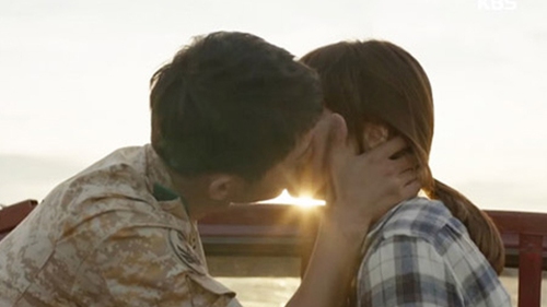 Song Joong Ki hôn Song Hye Kyo hơn 100 lần khi quay 'Hậu duệ mặt trời'