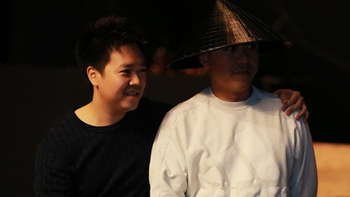 Tuấn Hưng 'lụp xụp' đội nón đen, hôn Lê Hiếu