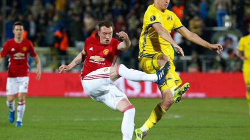 2 trận liên tiếp mắc sai lầm, Phil Jones bị CĐV Man United đòi... bỏ tù