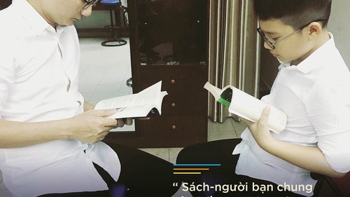 Bố con Xuân Bắc, Hoàng Bách cùng 'đọc sách thật phong cách'