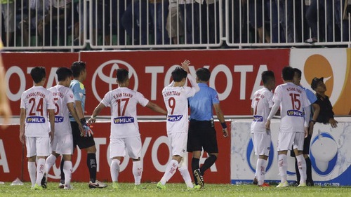 HAGL 'chết' vì trọng tài