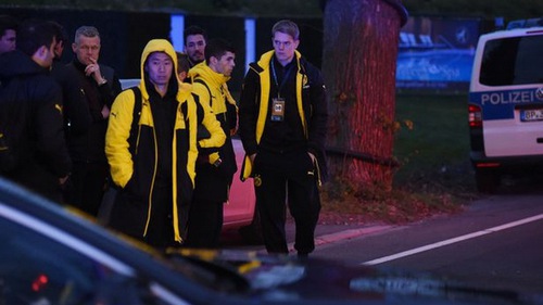 Phát hiện vật khả nghi và tìm thấy lá thư trong vụ đánh bom xe bus của Dortmund