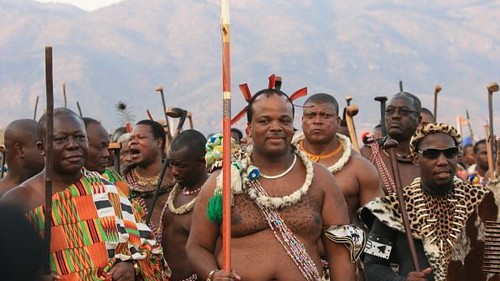 Cuộc sống xa hoa của vua cuối cùng tại châu Phi: Mua cả chục Rolls-Royce tặng vợ, sở hữu dàn siêu xe không thua các triệu phú