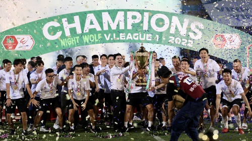 Khoảnh khắc CLB Hà Nội nhận Cúp vô địch V-League 2022