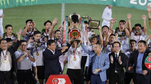'Dành cả thanh xuân để vô địch', Hà Nội nhận mưa lời khen