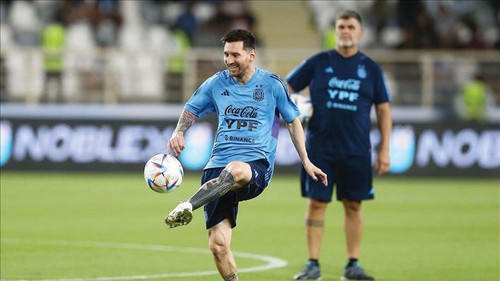 Messi tạo cơn sốt ở UAE