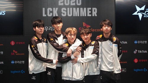 Deft, Chovy và Keria khiến khán giả ngưỡng mộ vì tình bạn đẹp