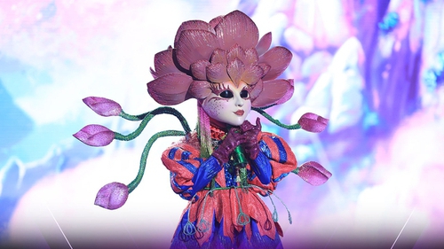 Quán quân 'Ca sĩ mặt nạ' mùa đầu tiên gọi tên O Sen - Ngọc Mai