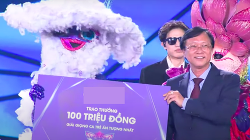 Lady Mây nhận giải 'ca sĩ trẻ triển vọng' dù chưa cởi mascot, có gì đó sai sai?