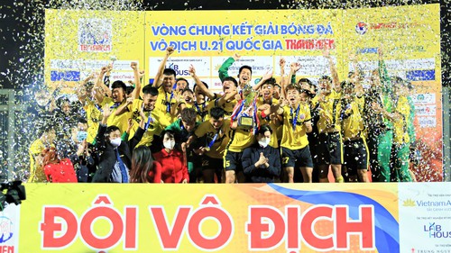 HLV Vũ Tiến Thành đón 17 tân binh trước V-League 2023