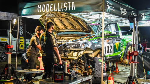 Bên trong lều của đội đua Việt Nam tại AXCR 2022: Nhiều đồ nghề để sửa 'nóng' trong đêm