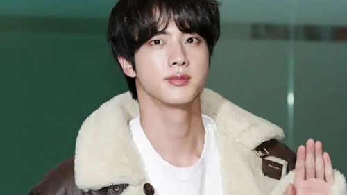 Vui như một đứa trẻ khi nhận lì xì, Jin BTS quên mất mình là triệu phú USD