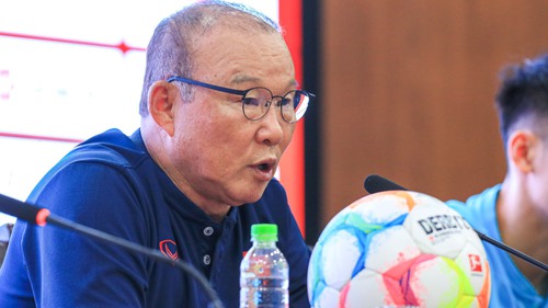 HLV Park Hang Seo: ‘Sao lại nghĩ chúng tôi thua Dortmund nhỉ?’