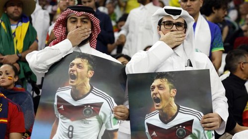 Vì sao CĐV Qatar lại dùng ảnh của Ozil để đáp trả hành động lấy tay bịt miệng của đội tuyển Đức?